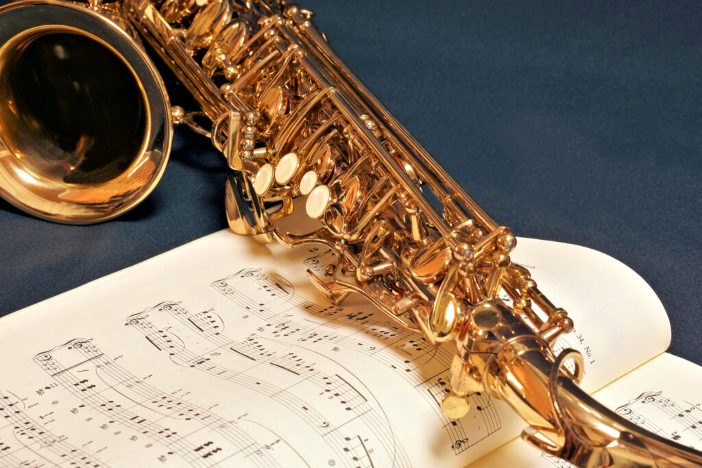 音楽事業のサックス教室のサックスと楽譜の画像